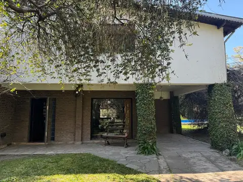 Casa 12 ambientes con 4 baños