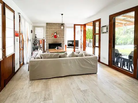 Casa 5 ambientes con 2 baños