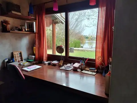 Casa Al Lago en Venta de Cuatro Dorm Barrio San Marco,