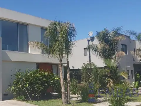 Excelente Casa con piscina en Barrio La Comarca.