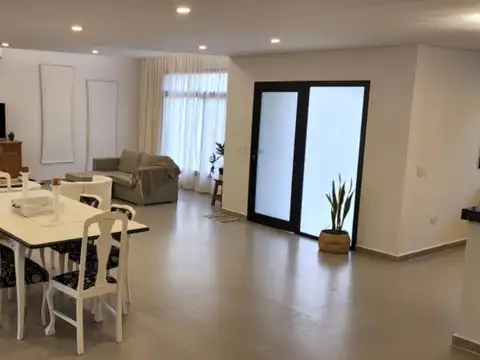 Casa 4 ambientes con 4 baños