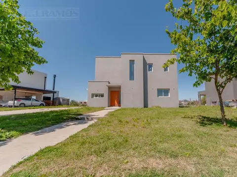 Casa con vista al agua en El Cantón Norte