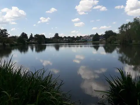 Terreno a la Laguna en Club de Campo San Francisco Manzanares Pilar
