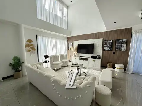 Casa en Venta con 4 cocheras