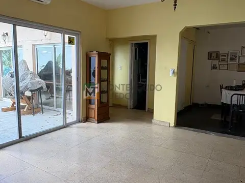 AMPLIA CASA DE 3 DORMITORIOS, GRAN LIVIING COMEDOR,COCHERA Y PARQUE CON PICINA