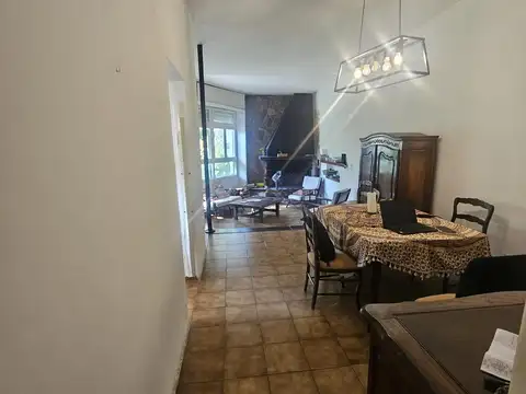 Casa 6 ambientes con 2 baños