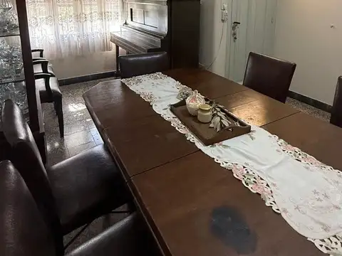 Casa 7 ambientes con 2 baños