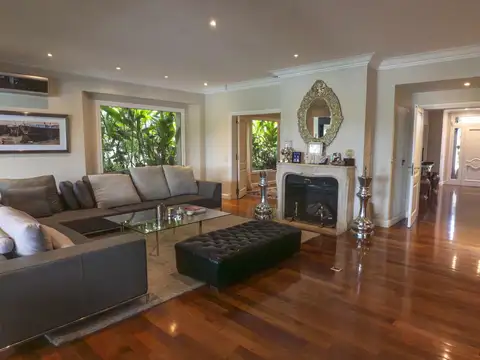 Casa en Alquiler con 4 cocheras