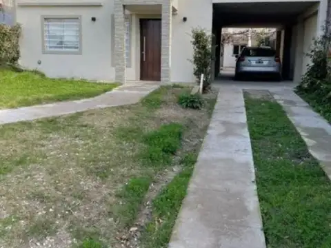 Casa en venta - 5 dormitorios 4 baños - 400mts2 - Mar De Ajó