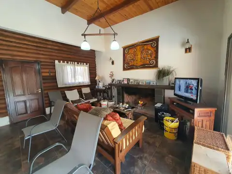 Casa 6 ambientes con 2 baños