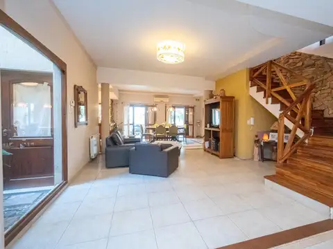 Casa en Venta con 2 cocheras