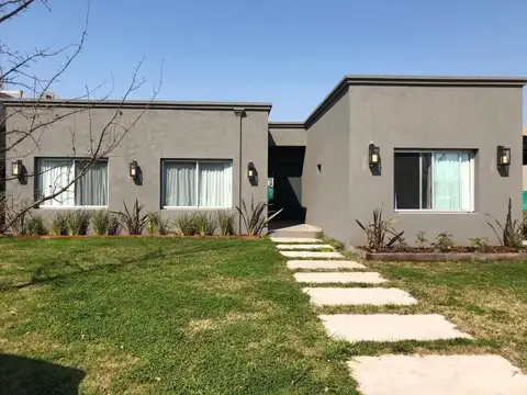 Casa en Alquiler con 2 cocheras