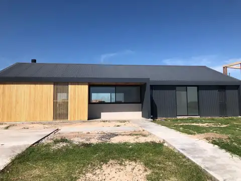 Venta Casa Barrio San Sebastian Lote a la Laguna