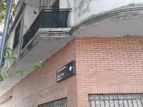 LOCAL EN ESQUINA    SUPERFICIE TOTAL 74 MTS.  ESCUCHA OFERTA 