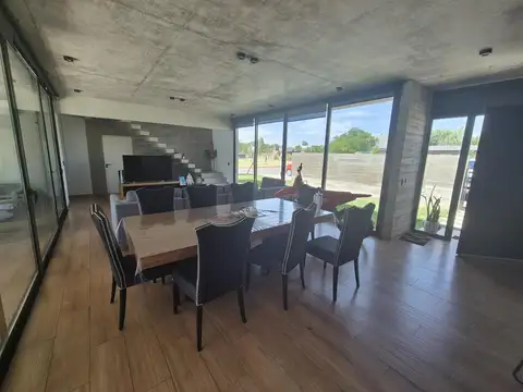 Casa 5 ambientes con 3 baños