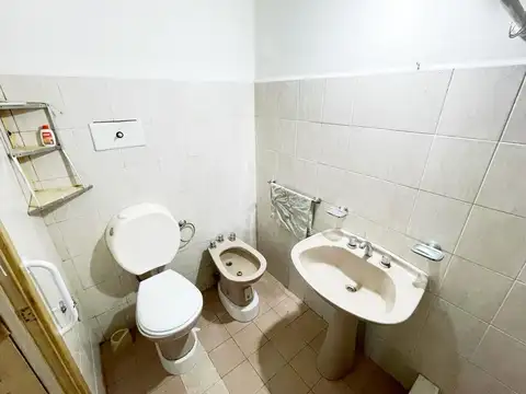 CASA DE 2 DORMIT + 2 DEPARTAMENTOS DE 2 AMB COMO RENTA.(OPCION POSIBLE QUINCHO)