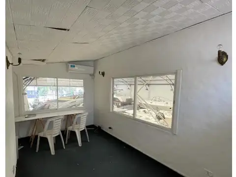 Amplio galpón sobre Av. Libertador