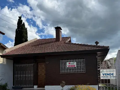 CHALET DE CORTE CLASICO - ZONA RESIDENCIAL - 3 DORMITORIOS - QUINCHO