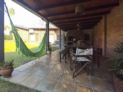 Casa 6 ambientes con 2 baños