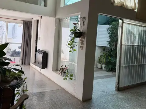 CASA DE 5 AMBIENTES CON DEPARTAMENTO ANEXO Y PARQUE