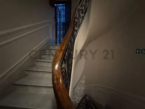 Venta Oficina Piso de Estilo Refaccionado a Nuevo Esmeralda y Libertador Retiro