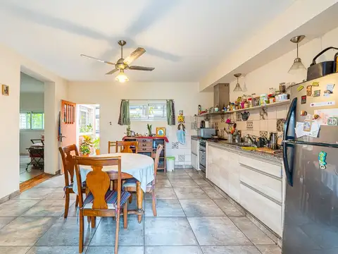 Casa 4 ambientes con 2 baños