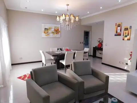 Excelente Chalet 3 Ambientes C/Cochera 200 m² Cub. - San Justo