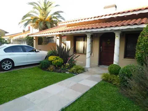 Casa en Venta con 2 cocheras