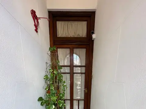 VENTA  PH DE 4 AMBIENTES  AMPLIO, BUENA DISTRIBUCION , FUNCIONAL , PATIO CUBIERTO /ZONA COMERCIAL