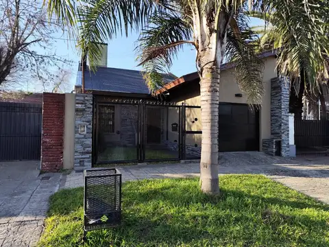 "MUY LINDO CHALET EN EXCELENTE ZONA RESIDENCIAL"