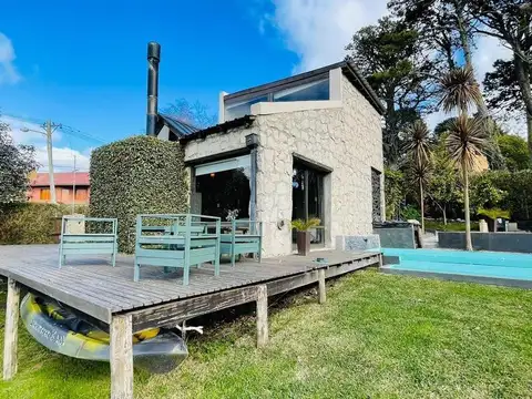 CASA DE CUATRO AMBIENTES CON PARQUE Y PISCINA