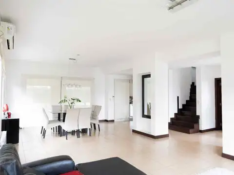 Casa 5 ambientes con 3 baños