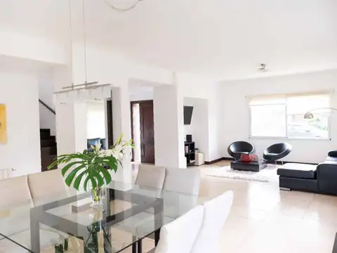 VENTA CASA CADAQUES tres dormitorios cochera doble