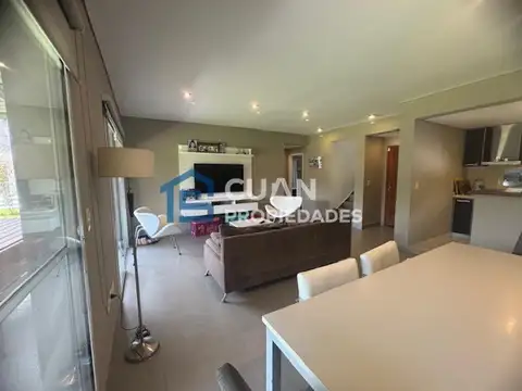 Casa en Venta con 3 cocheras