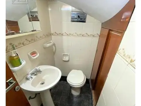 CASA DE 5 AMBIENTES CON COCHERA Y FONDO