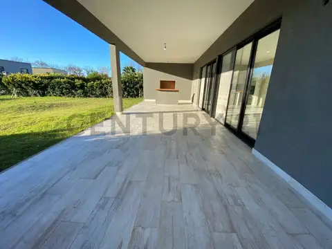 Casa 6 ambientes con 2 baños