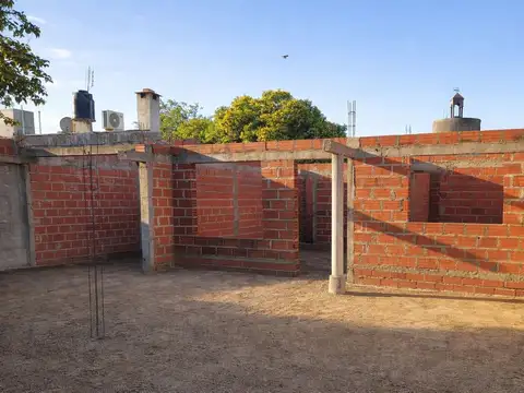 TERRENO CON CASA A TERMINAR EN BARRIO CARRARA
