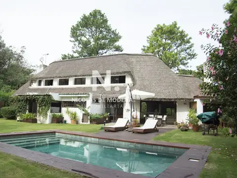 Casa 4 ambientes con 2 baños