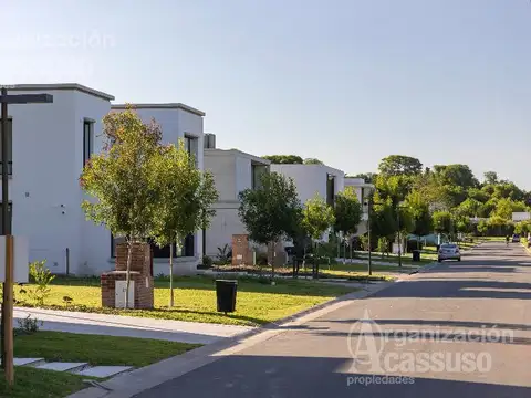 B° Cerrado Los Cardos - Juan Bautista de LaSalle  al 2100