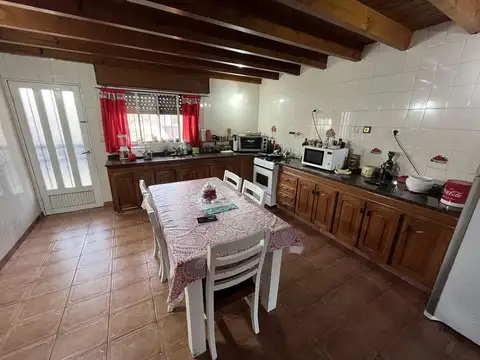 Casa con 5 domitorios con jardín, parrilla y cochera - Wilde