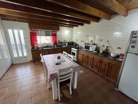 Casa con 5 domitorios con jardín, parrilla y cochera - Wilde