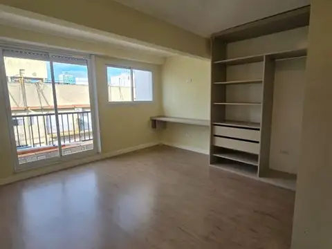 DEPARTAMENTO 2 AMBIENTES RECICLADO CON BALCON CORRIDO, PLAZA COLON / MICROCENTRO