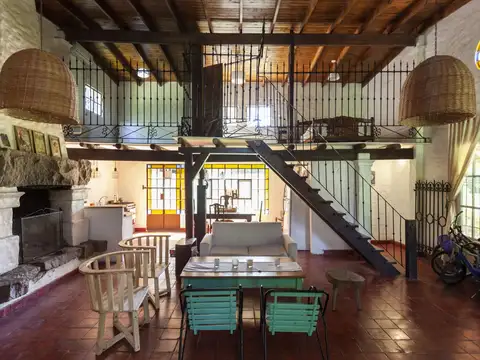 Quinta con añosa arboleda y plantas.