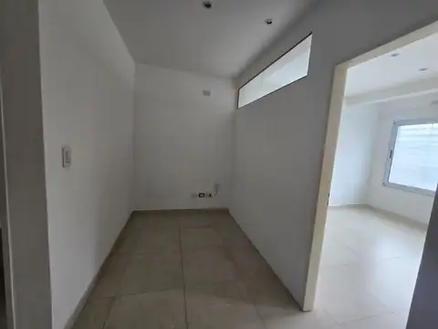 Av. Pres Juan Domingo Perón 300, Piso 1