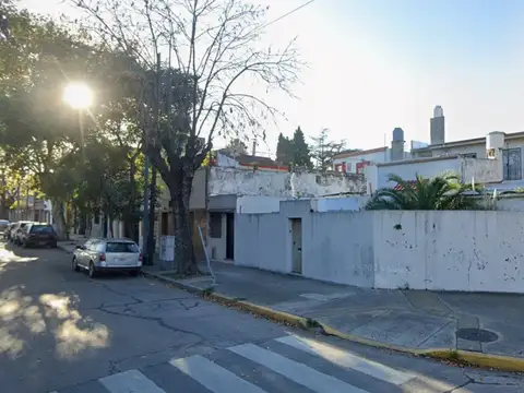 Casa Pequeña en Lote a Demoler