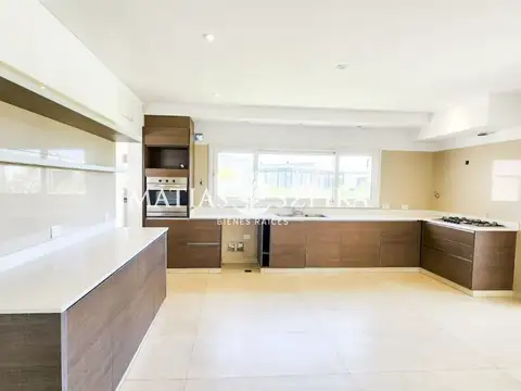 Casa 7 ambientes con 5 baños