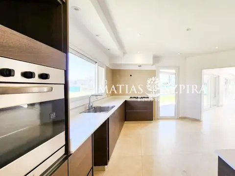 Casa en Venta con 4 cocheras