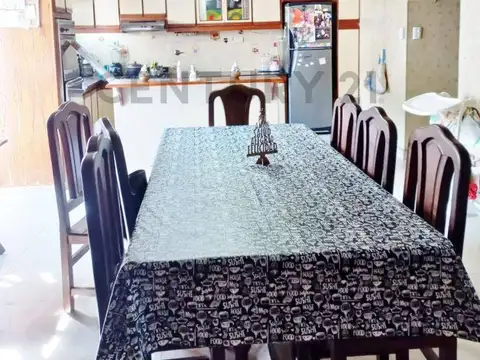 Venta de bonita Casa de 6 AMBIENTES en Mataderos, Capital Federal con gran patio parrilla y ga...