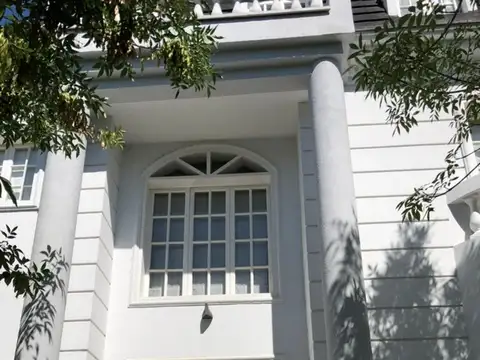 Casa 9 ambientes con 4 baños