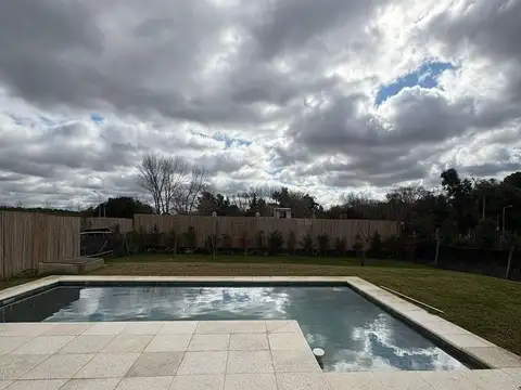 Casa en Venta con 3 cocheras